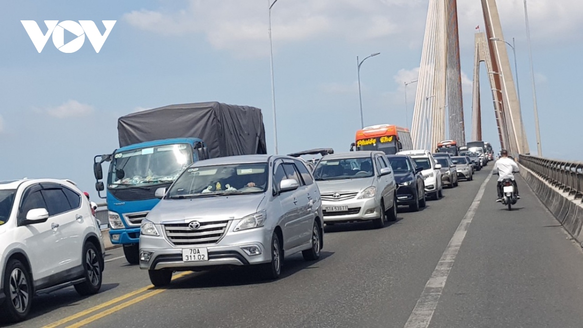 Hàng trăm ô tô nằm dài trên cầu Rạch Miễu sau vụ va chạm giao thông