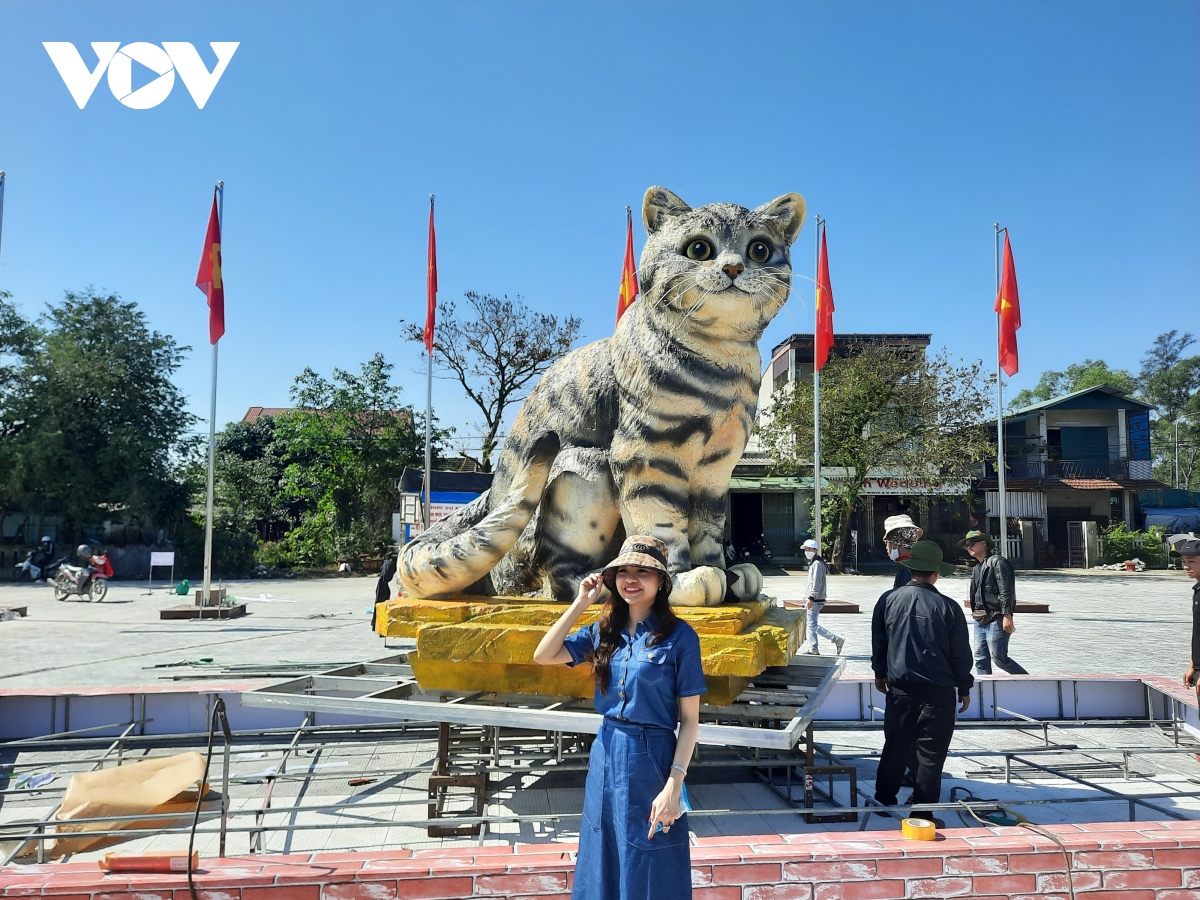 Người dân thích thú với linh vật Mèo Quý Mão tại Quảng Trị