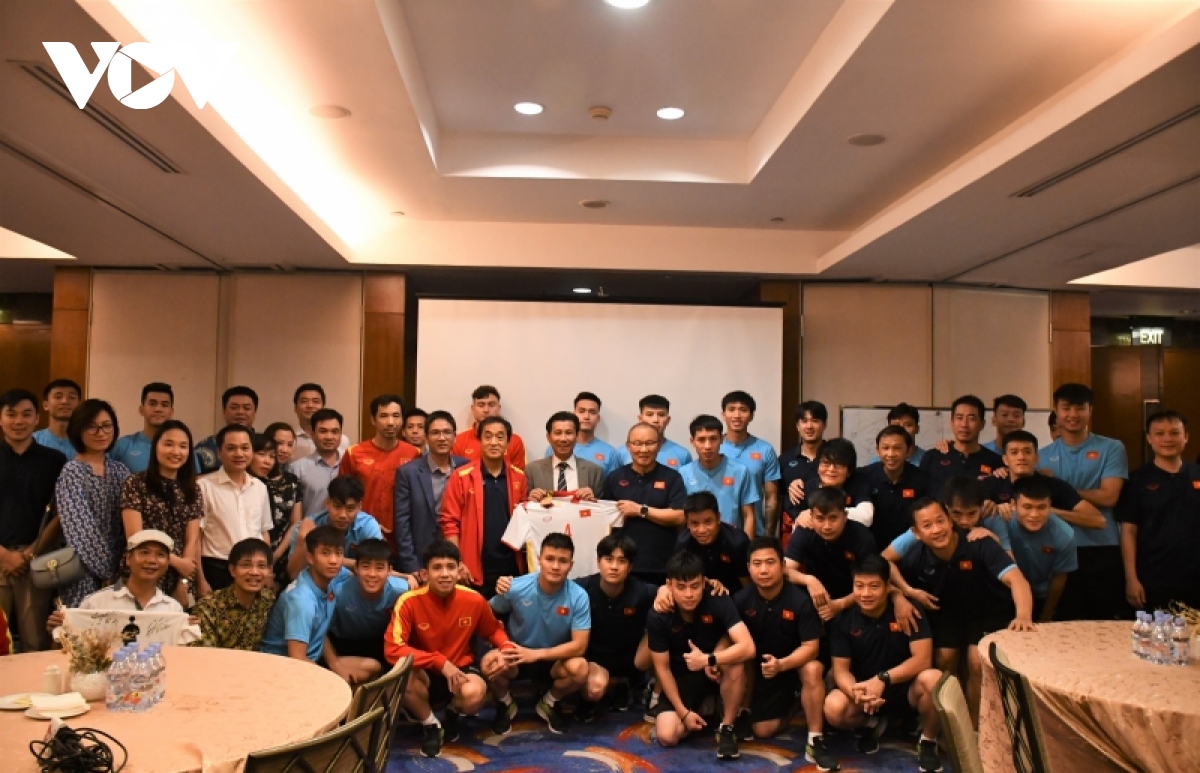 Đại sứ Việt Nam tại Indonesia động viên ĐTVN trước trận bán kết AFF Cup