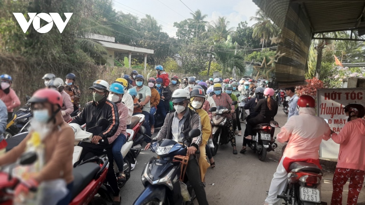 Ùn tắc giao thông nghiêm trọng tại bến phà ở Tiền Giang