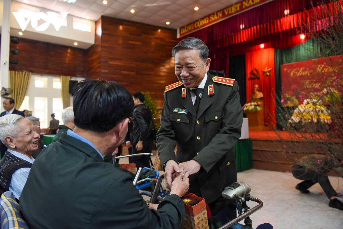 Bộ trưởng Tô Lâm thăm Trung tâm điều dưỡng thương binh Thuận Thành
