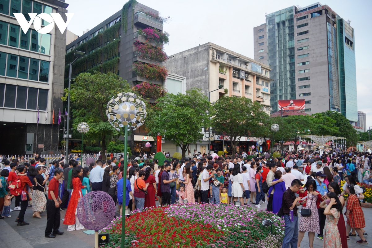 Hàng ngàn người đổ về trung tâm TP.HCM, chật kín đường hoa