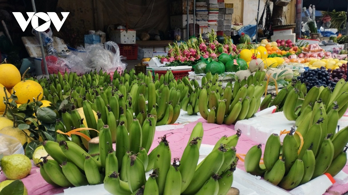 Dạo quanh chợ sáng 30 Tết ở Hà Nội