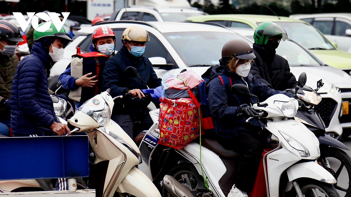 Dòng người đổ về Thủ đô, giao thông tại nhiều điểm ùn tắc