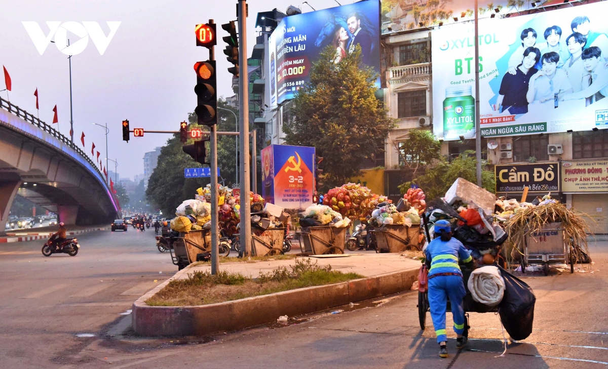 Những nữ công nhân vệ sinh làm việc xuyên đêm giao thừa