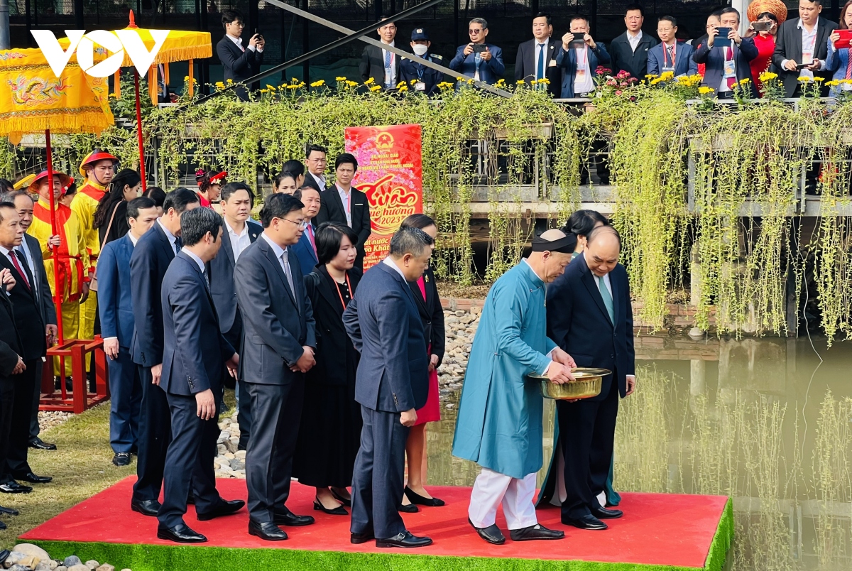 Chủ tịch nước dâng hương, thả cá cùng kiều bào tại Hoàng Thành Thăng Long