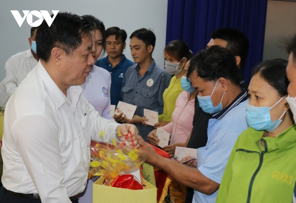 Trưởng Ban Tuyên giáo Trung ương tặng quà cho hộ nghèo, công nhân tại Đồng Tháp