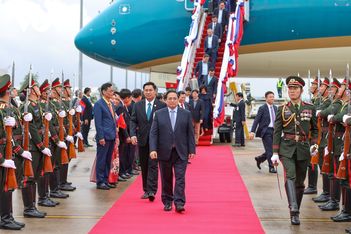 Thủ tướng Phạm Minh Chính tới sân bay Wattay, bắt đầu thăm chính thức CHDCND Lào