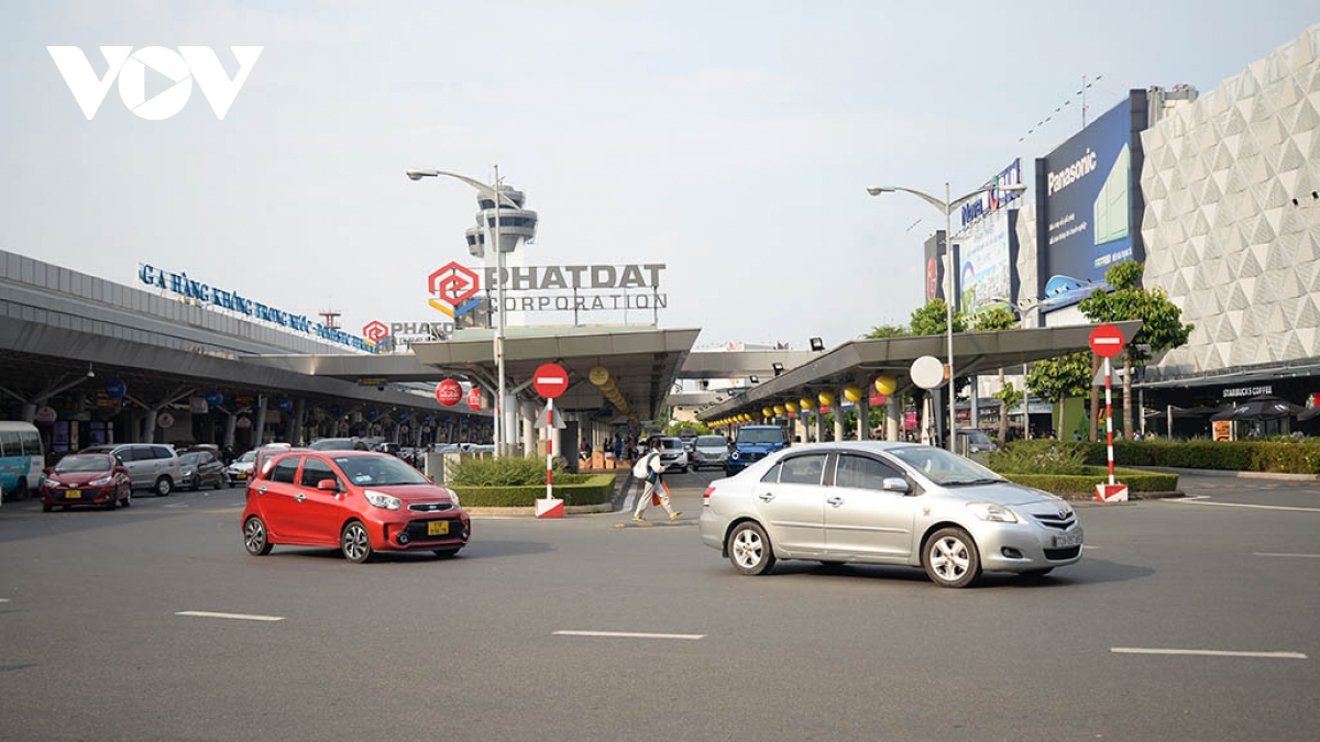 Khách qua sân bay Tân Sơn Nhất tăng cao nhưng không ùn tắc
