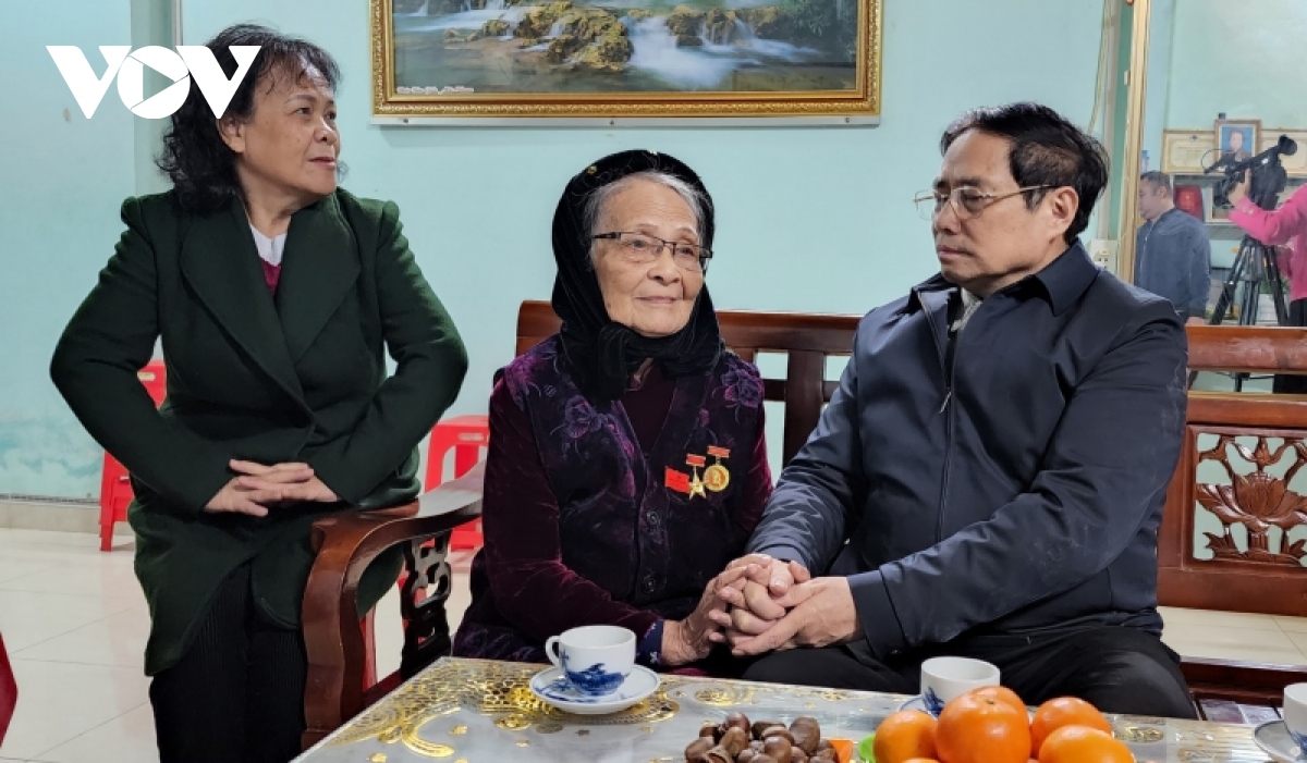 Thủ tướng Phạm Minh Chính thăm Mẹ Việt Nam Anh hùng Lâm Thị Mèn tại Cao Bằng