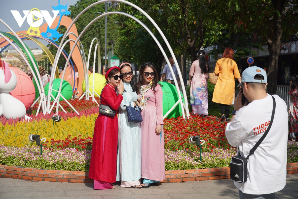 Đường hoa Nguyễn Huệ (TP.HCM) tấp nập khách tham quan ngày giáp Tết