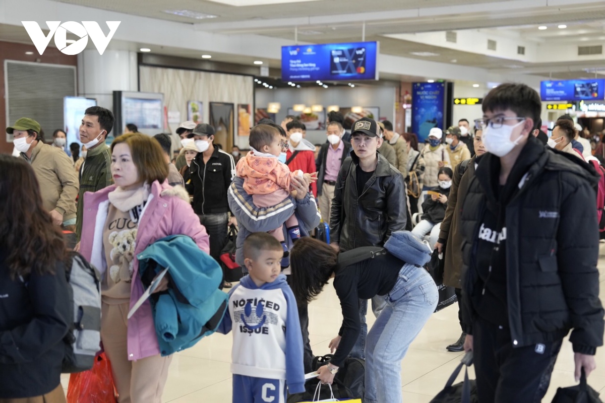 Nhân viên sân bay Nội Bài tận tình phục vụ hành khách về quê đón Tết