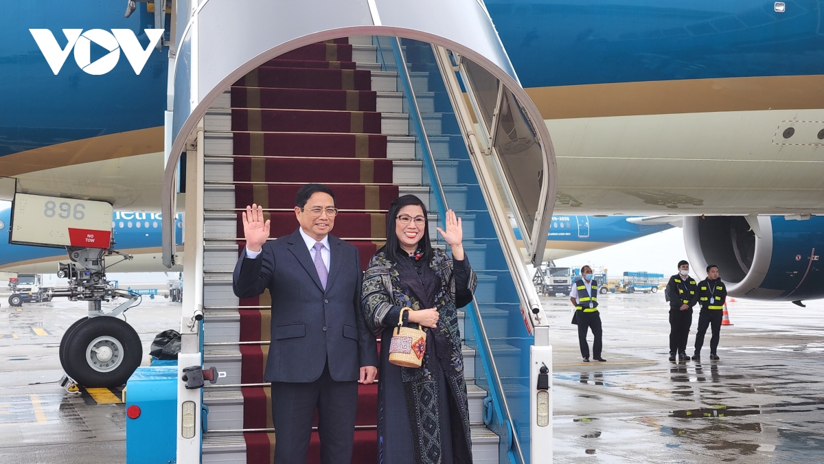 Thủ tướng và phu nhân lên đường thăm chính thức Singapore và Brunei