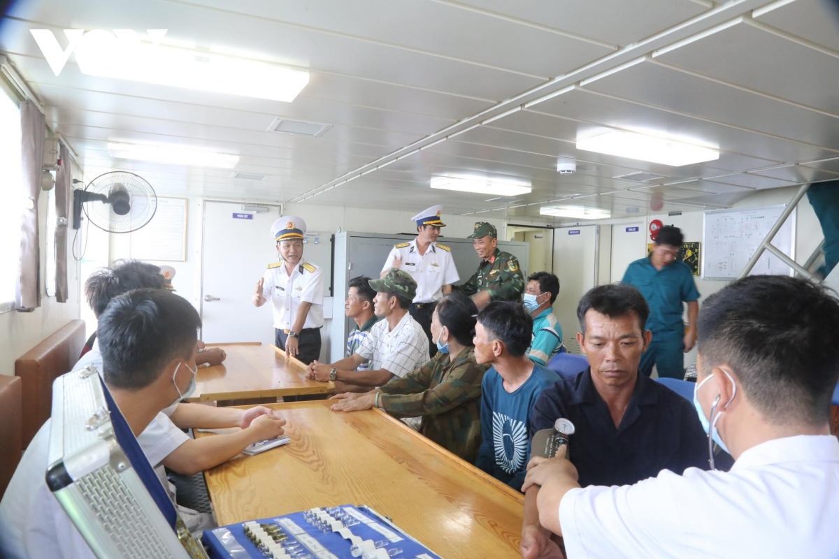 Vùng 4 Hải quân: Bàn giao ngư dân cho gia đình và địa phương