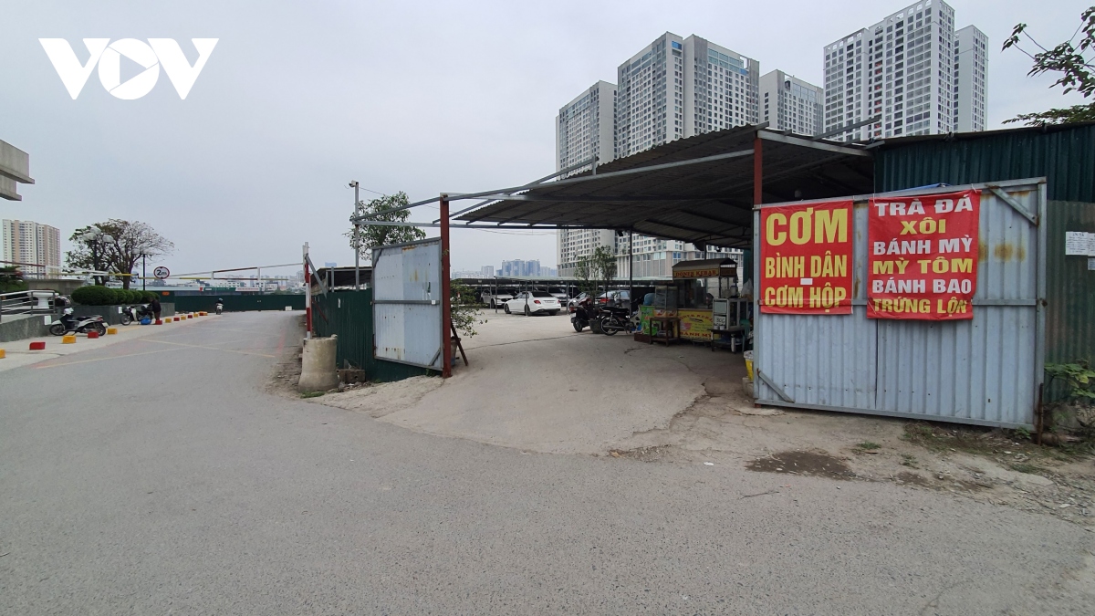 Kho xưởng xây dựng trái phép, trạm bê tông gây ô nhiễm ngay trước UBND xã Tân Triều