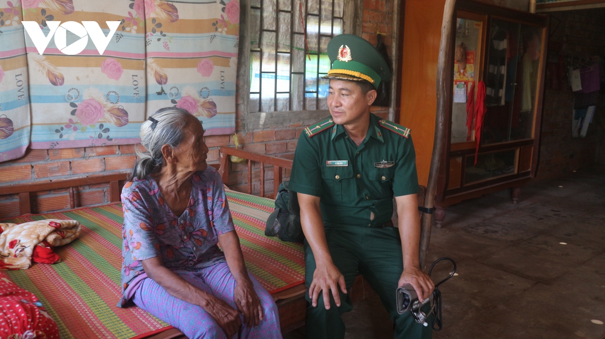 Bác sỹ quân hàm xanh Sóc Trăng nặng lòng với đồng bào Khmer vùng ven biển