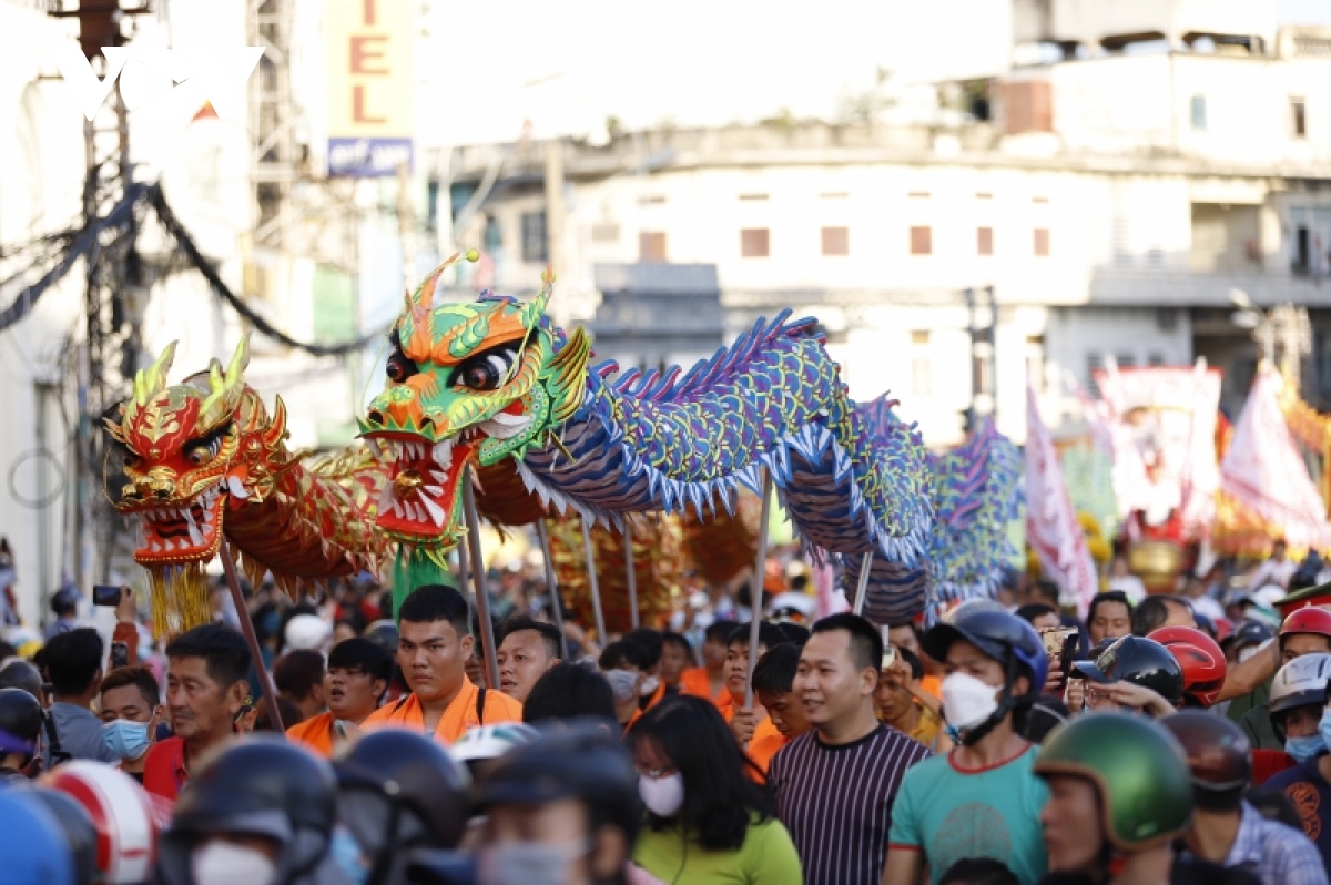 Hàng ngàn người hòa mình vào các hoạt động Lễ hội Nguyên tiêu của người Hoa