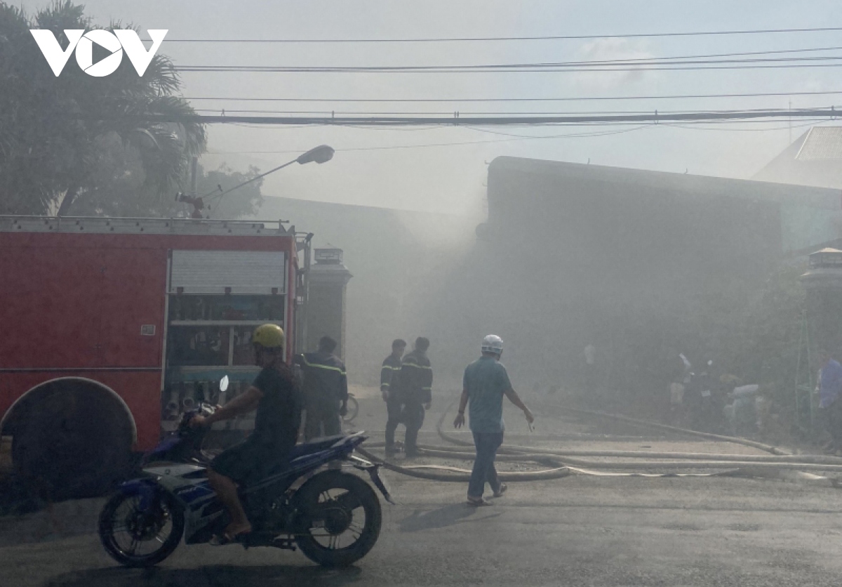 Cháy lớn tại kho chứa nguyên liệu chế biến thức ăn chăn nuôi ở Tiền Giang