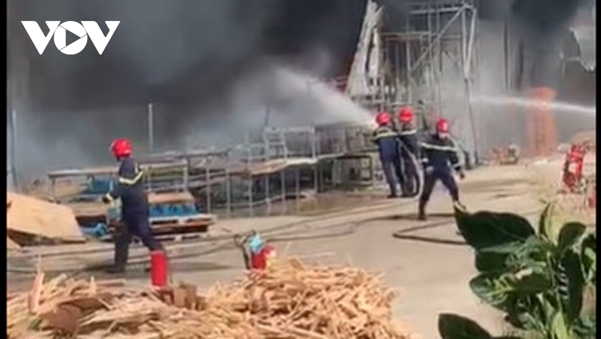 Nhà xưởng công ty chế biến gỗ ở Bình Phước bất ngờ bốc cháy dữ dội