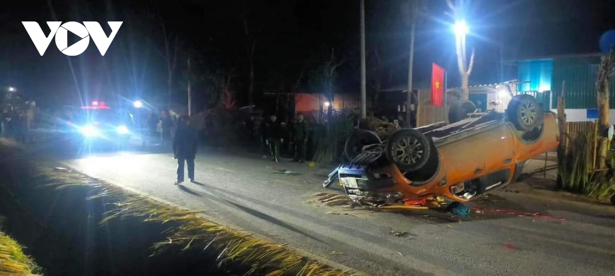 Ô tô bán tải va chạm liên hoàn với xe máy khiến 3 người chết ở Điện Biên