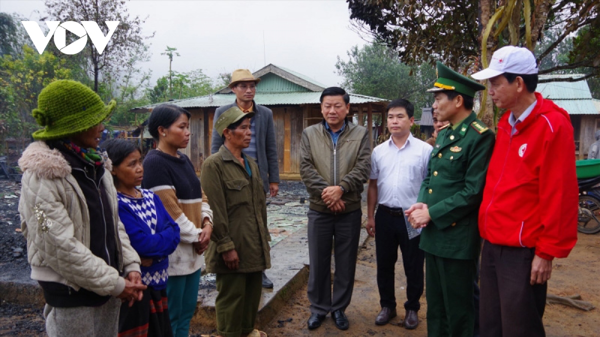 Hỗ trợ các gia đình bị cháy nhà tại huyện vùng cao Tây Giang
