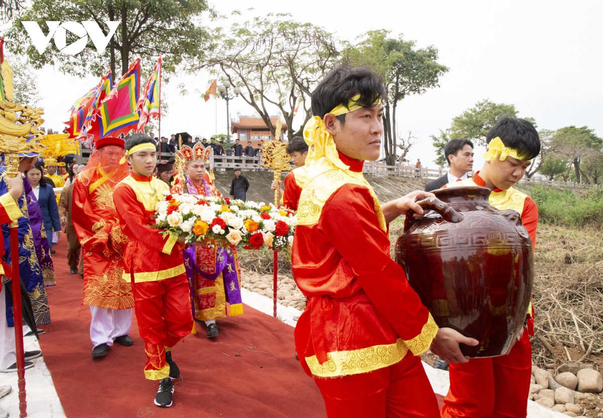 Độc đáo nghi thức rước nước "cấp thủy" tại Lễ hội đền Xã Tắc
