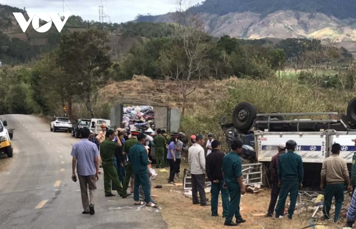 Ô tô tải chở hàng từ thiện bị lật, 3 người thương vong