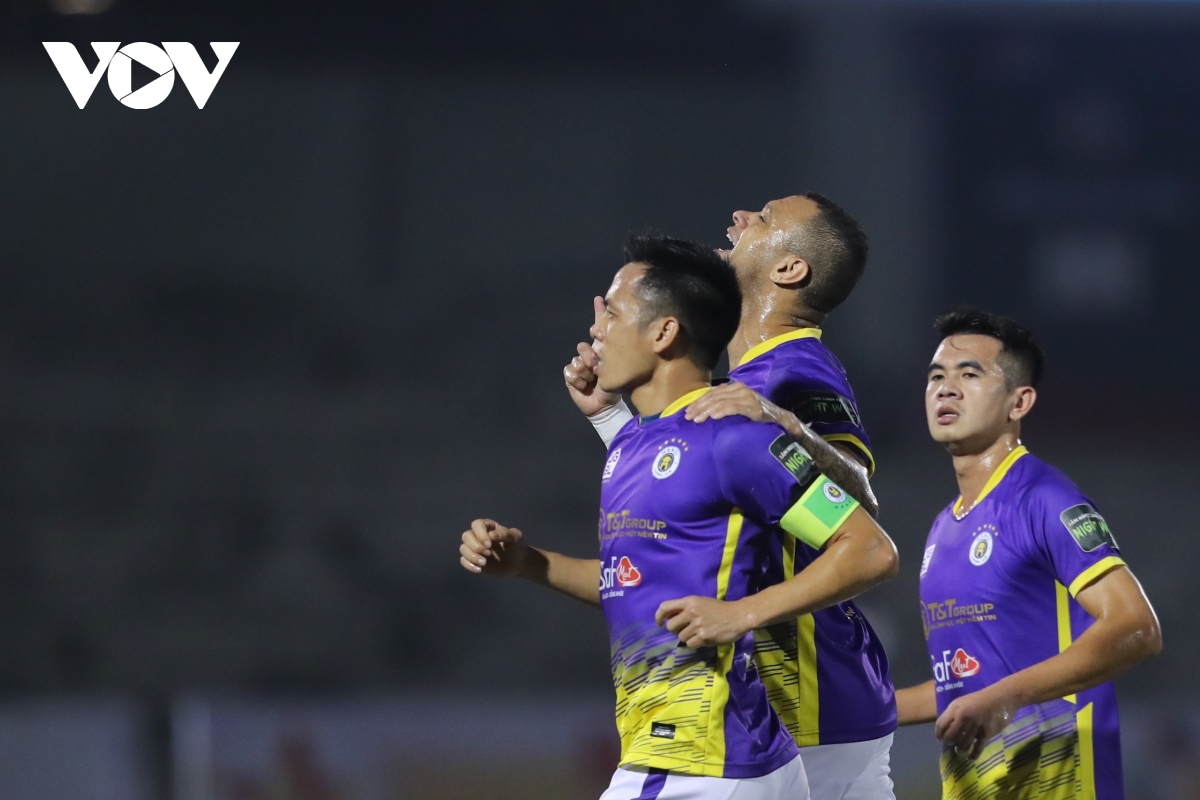 Văn Quyết và Hùng Dũng tỏa sáng, Hà Nội FC thắng nhọc Hà Tĩnh