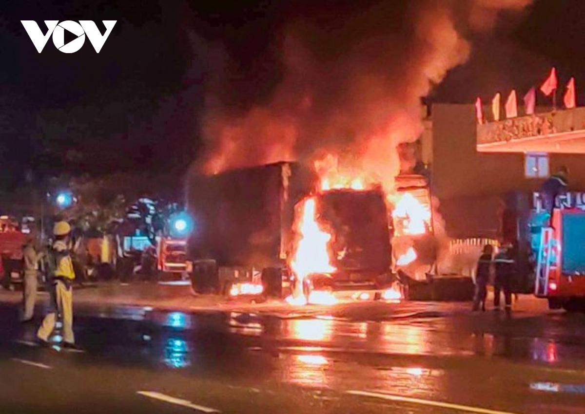 Clip: Ô tô tải và xe container cháy dữ dội sau tiếng nổ lớn trước cây xăng