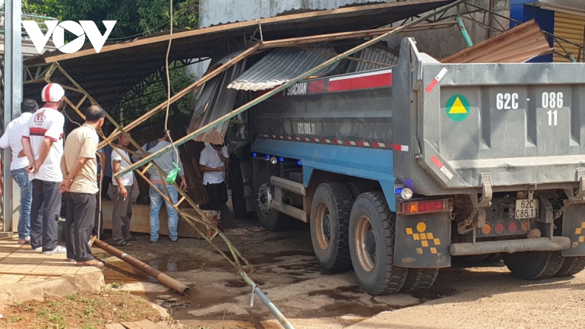 "Xe ben tự chạy", tông sập tiệm sửa xe và tiệm thuốc tây