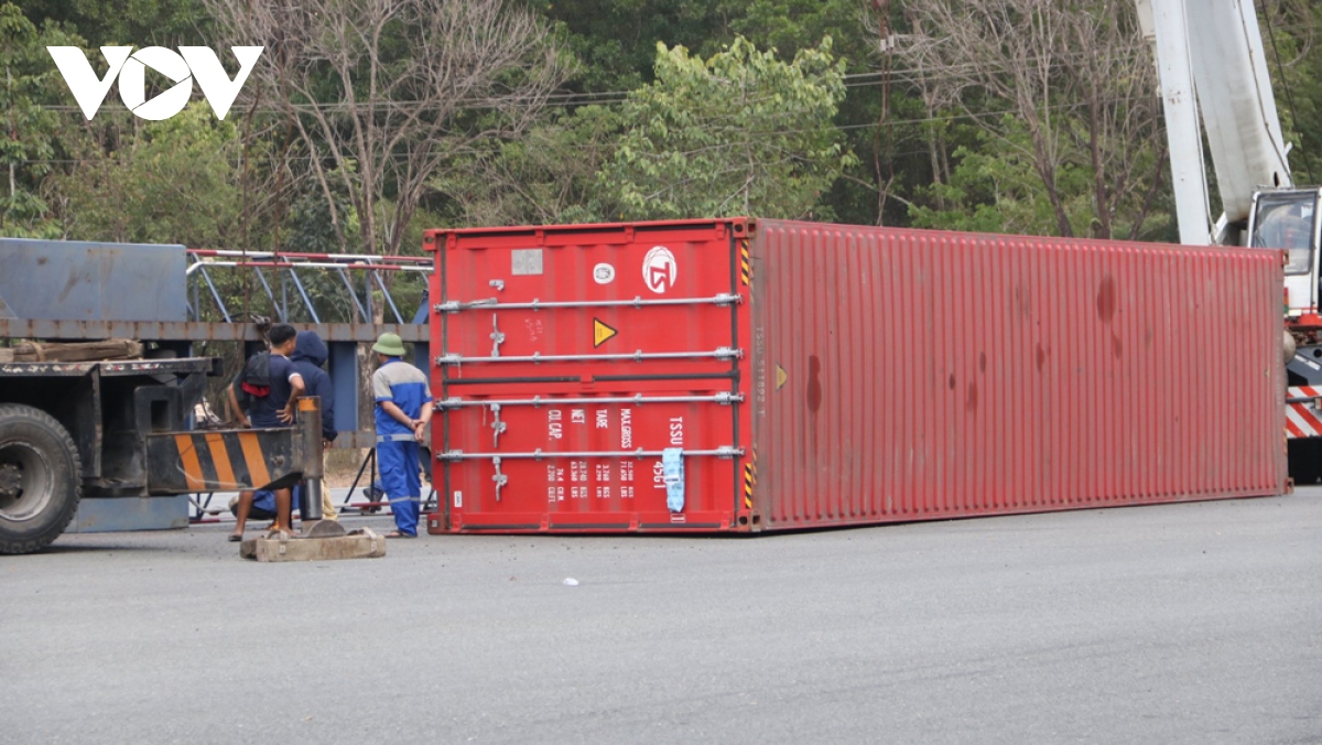 Lại lật xe container tại vòng xoay trong khu công nghiệp ở Bình Dương 