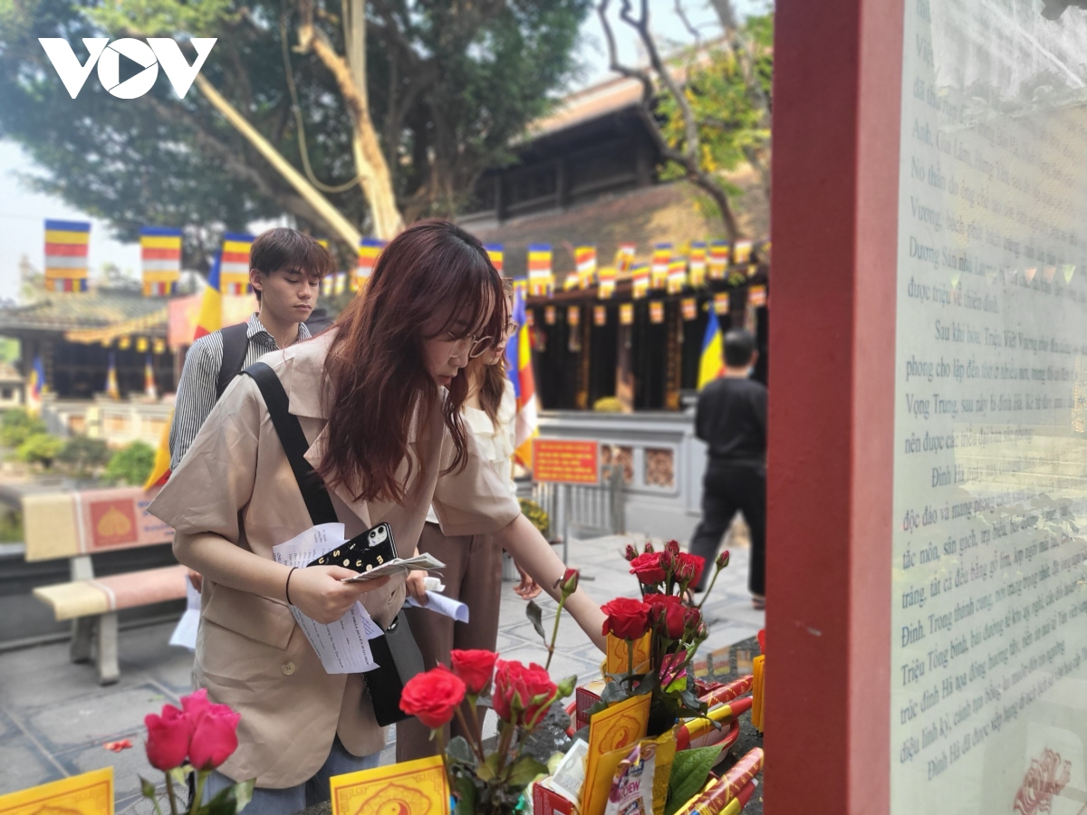 Nhiều bạn trẻ đến chùa Hà "cầu duyên" trong ngày lễ Valentine
