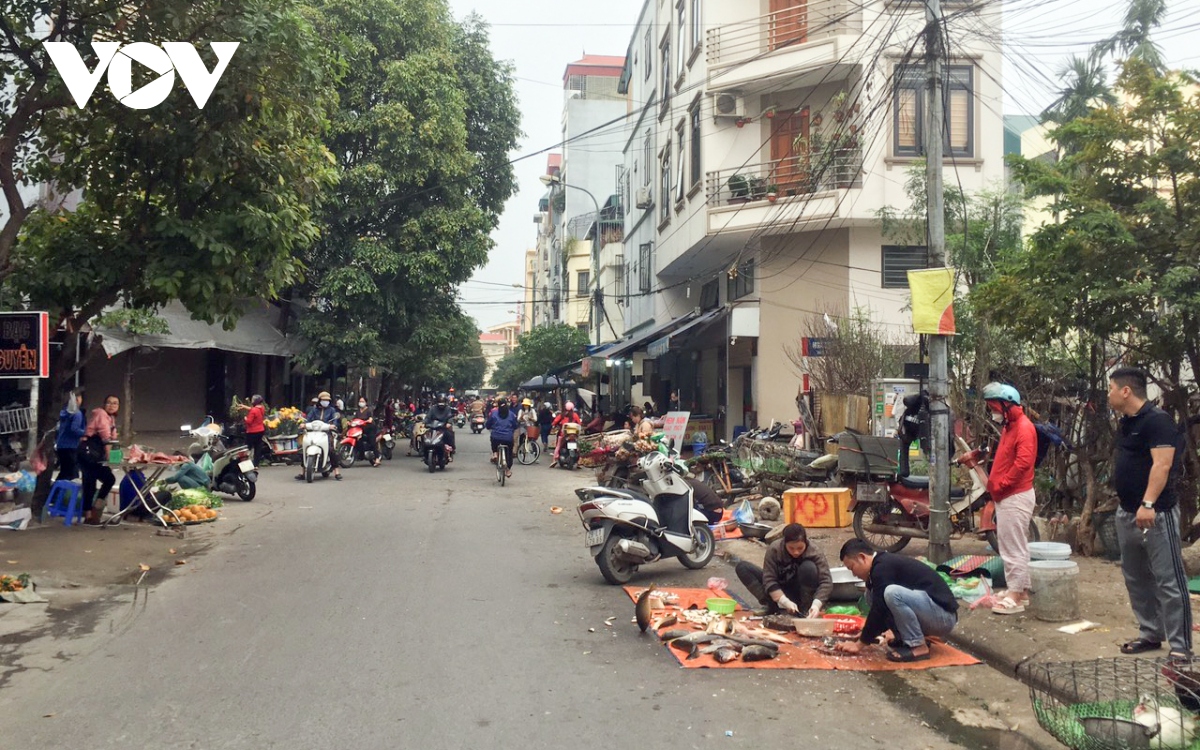 Bát nháo chợ cóc ở Hà Đông