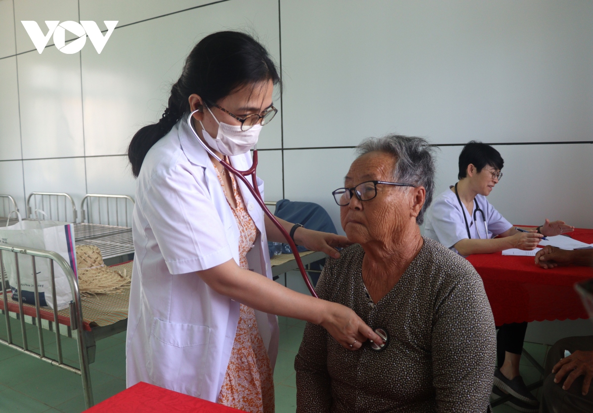 Hơn 1.000 người dân Lý Sơn được khám, chữa bệnh miễn phí
