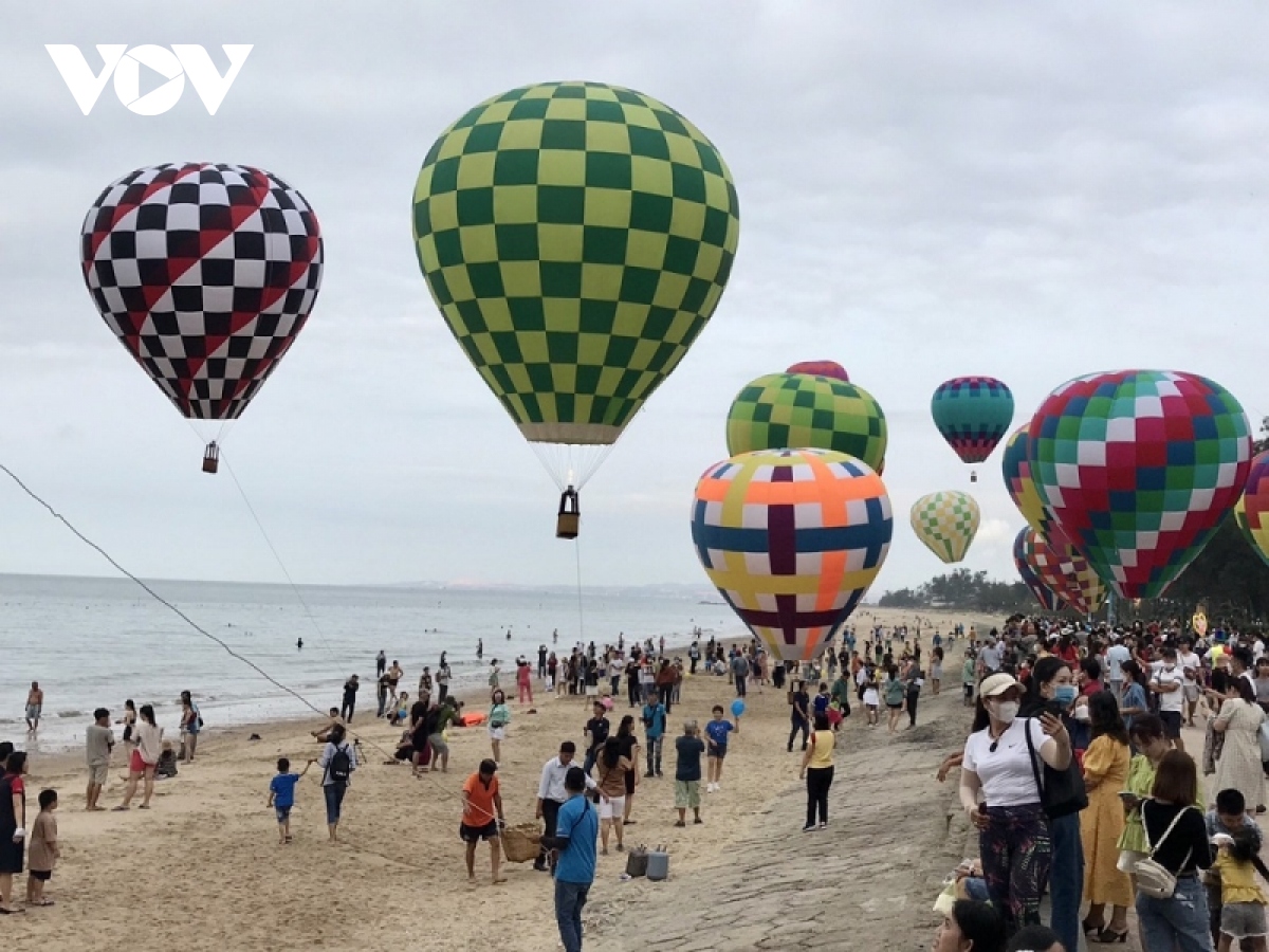 Khinh khí cầu rực rỡ trên bờ biển Bình Thuận