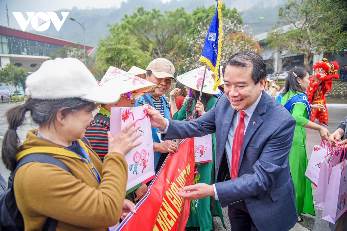 Hơn 100 khách Trung Quốc du lịch Việt Nam qua cửa khẩu quốc tế Hữu Nghị