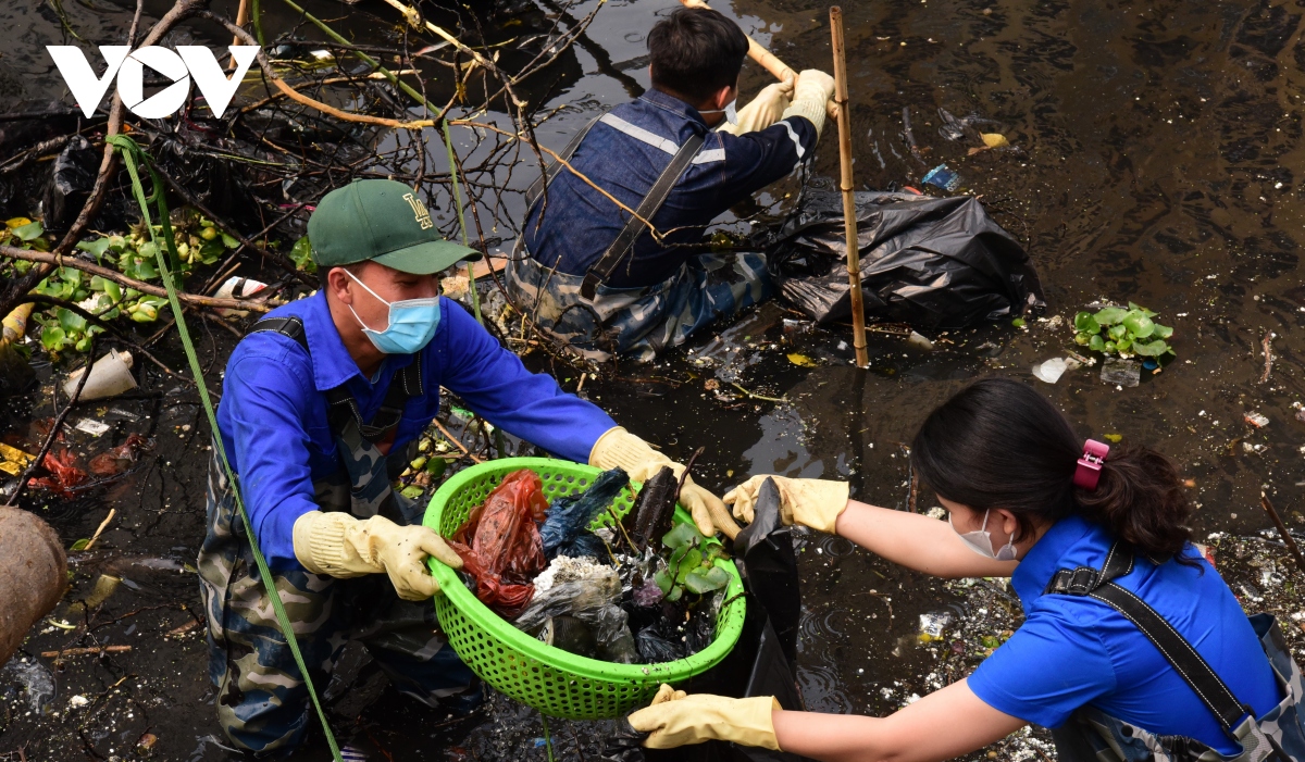 Những người trẻ ngâm mình vớt rác dưới dòng nước đen ở Hà Nội
