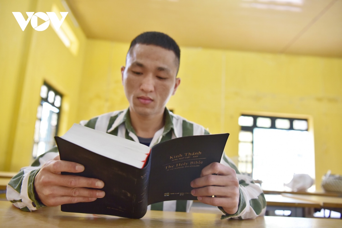 Phạm nhân được tiếp cận sách về tín ngưỡng, tôn giáo như thế nào?
