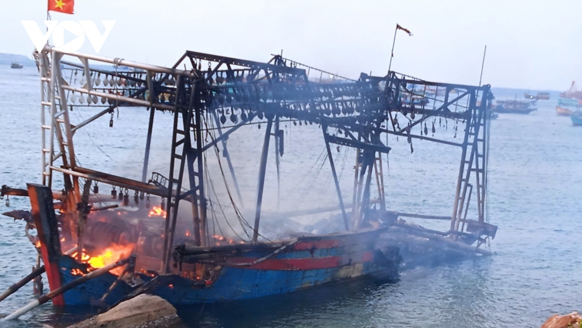Cháy rụi tàu cá ở xã đảo Thổ Châu, gây thiệt hại gần 15 tỷ đồng