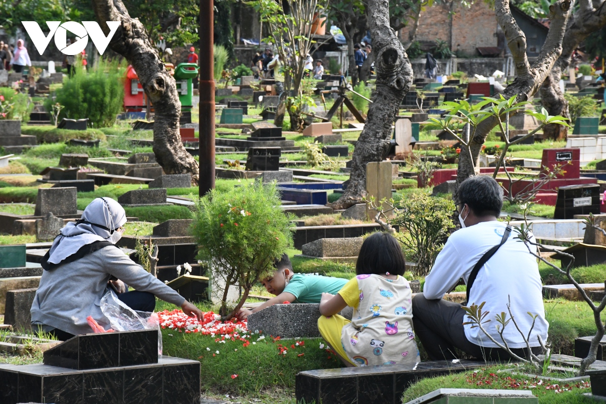 Tảo mộ - nét đẹp của người Hồi giáo Indonesia dịp lễ Ramadan