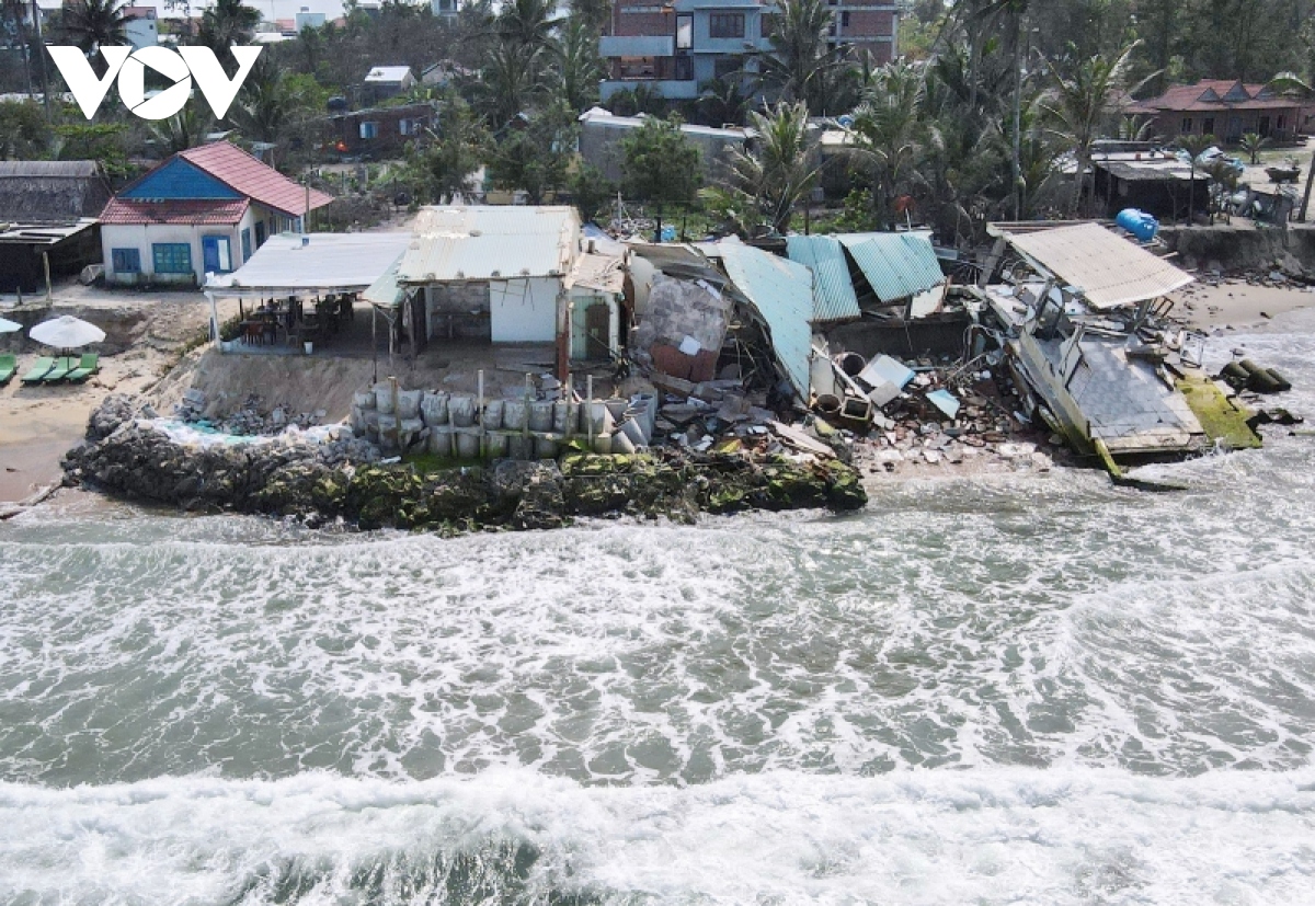 Quảng Nam: Sóng biển lôi nhiều nhà xuống biển
