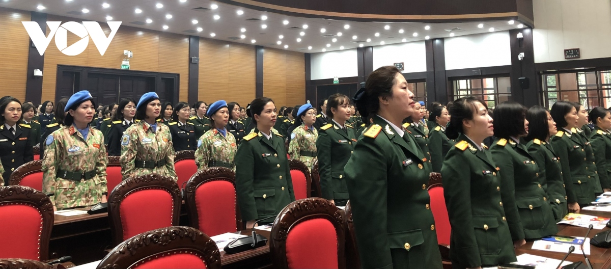Phụ nữ quân đội đón nhận Huân chương Bảo vệ Tổ quốc hạng Nhì