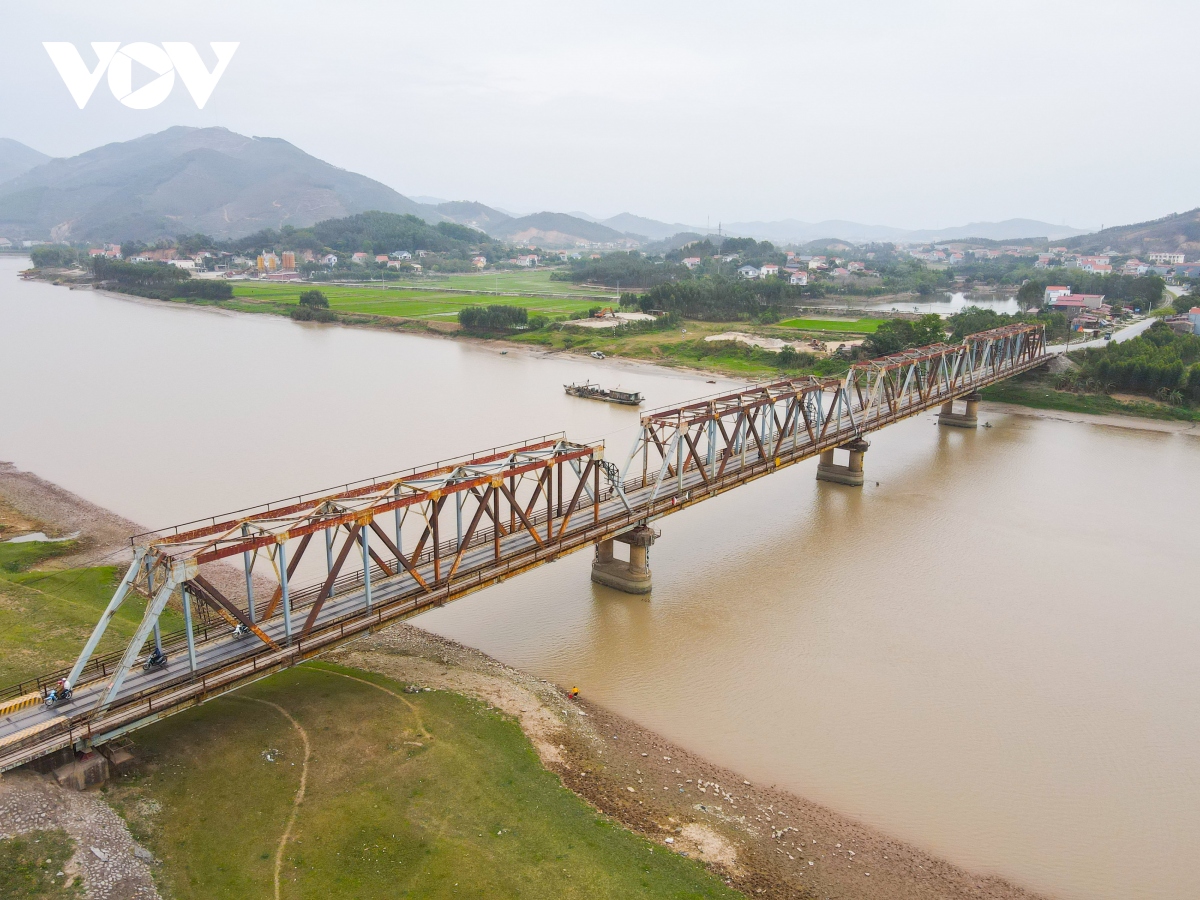Cận cảnh cây cầu độc lạ nhất Việt Nam, tài xế mỗi lần đi qua đều rùng mình lo sợ