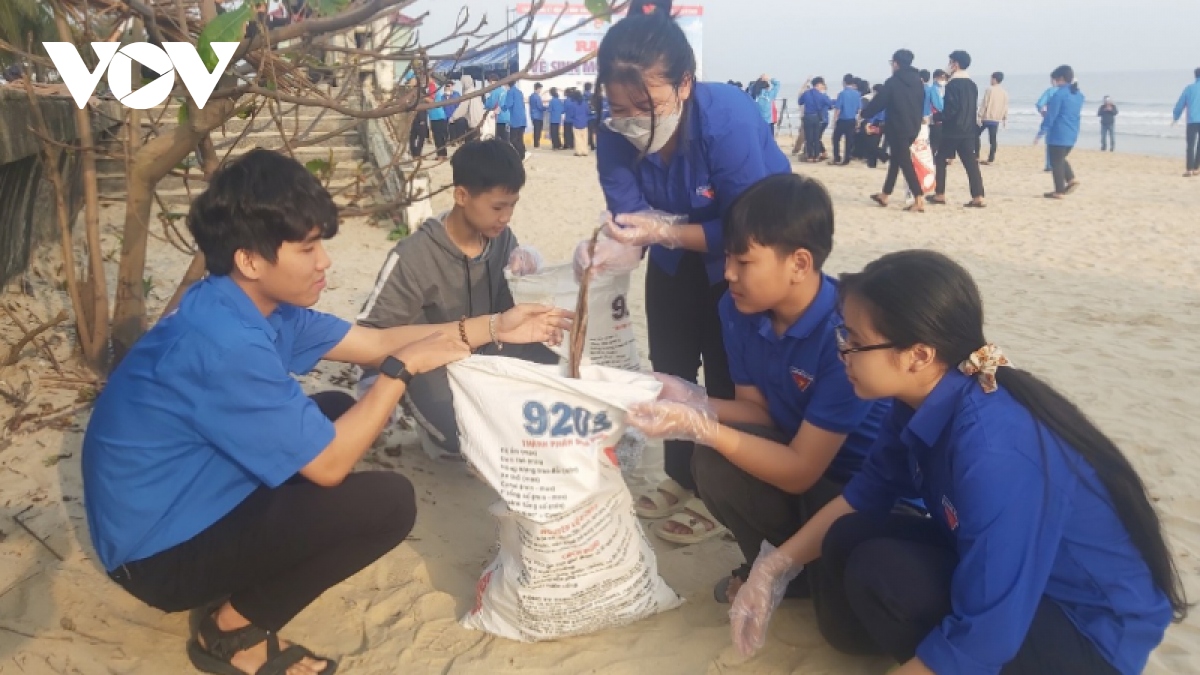 Hơn 500 đoàn viên thanh niên tham gia làm sạch bãi biển ở Đà Nẵng