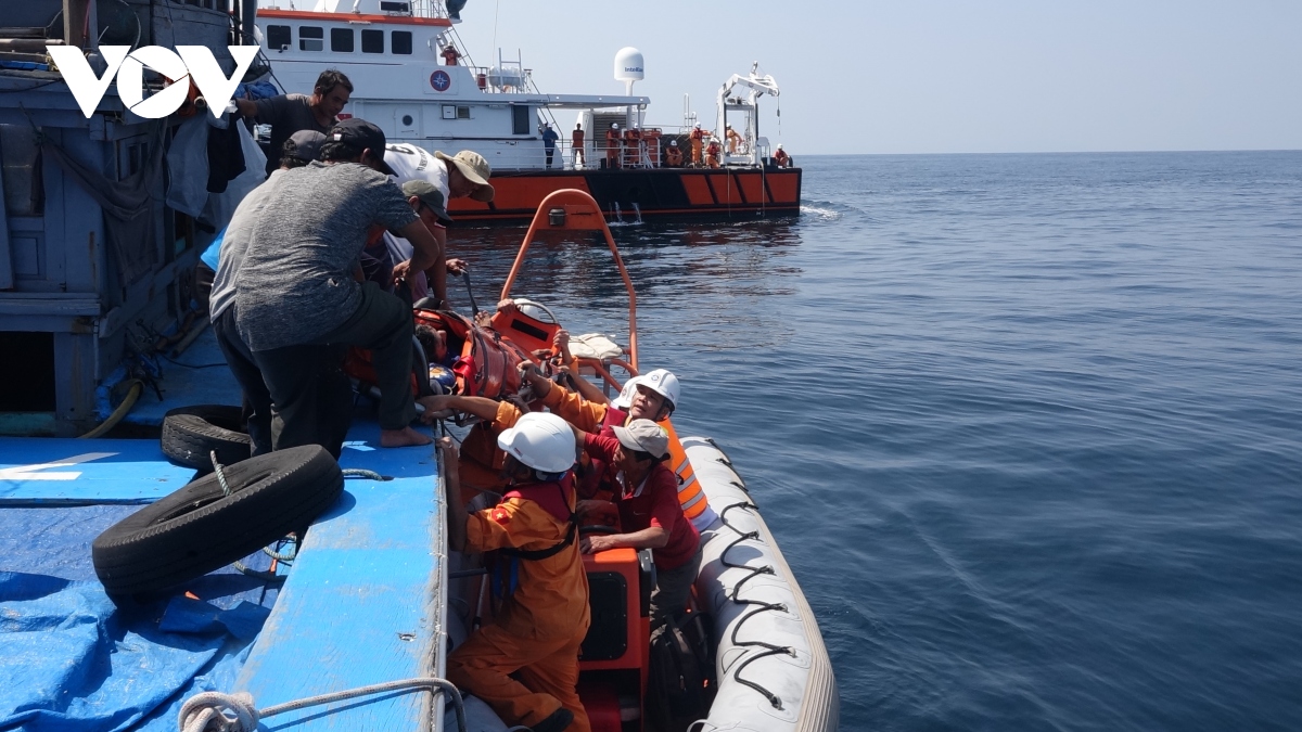 Cứu ngư dân bị tai biến trên Biển Đông