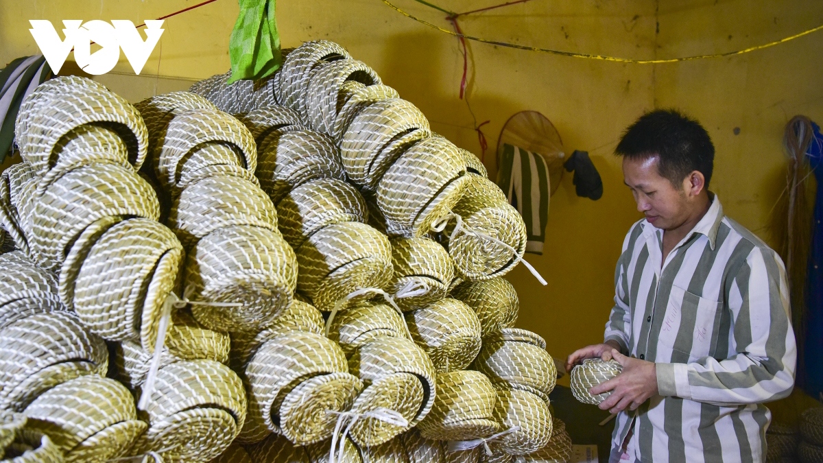 Nam phạm nhân nước ngoài học nghề đan giỏ cói trong trại giam Việt Nam