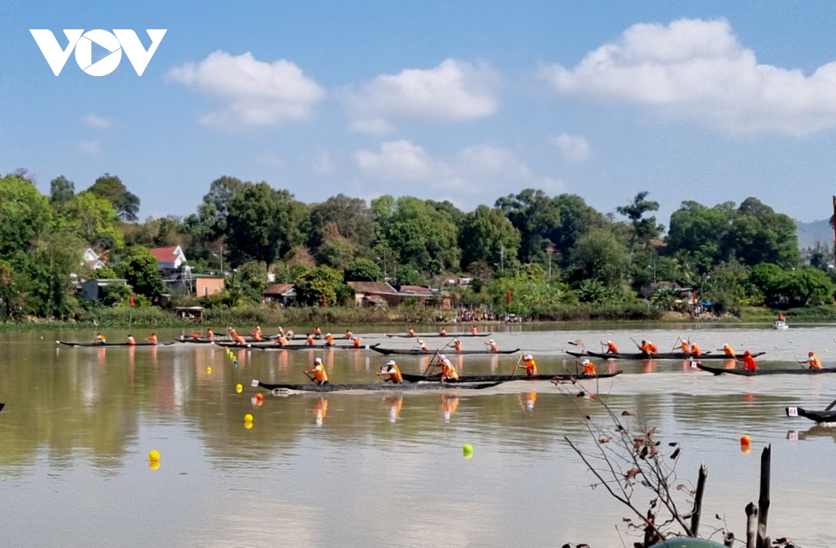 Sôi nổi hội đua thuyền độc mộc trên hồ Lắk