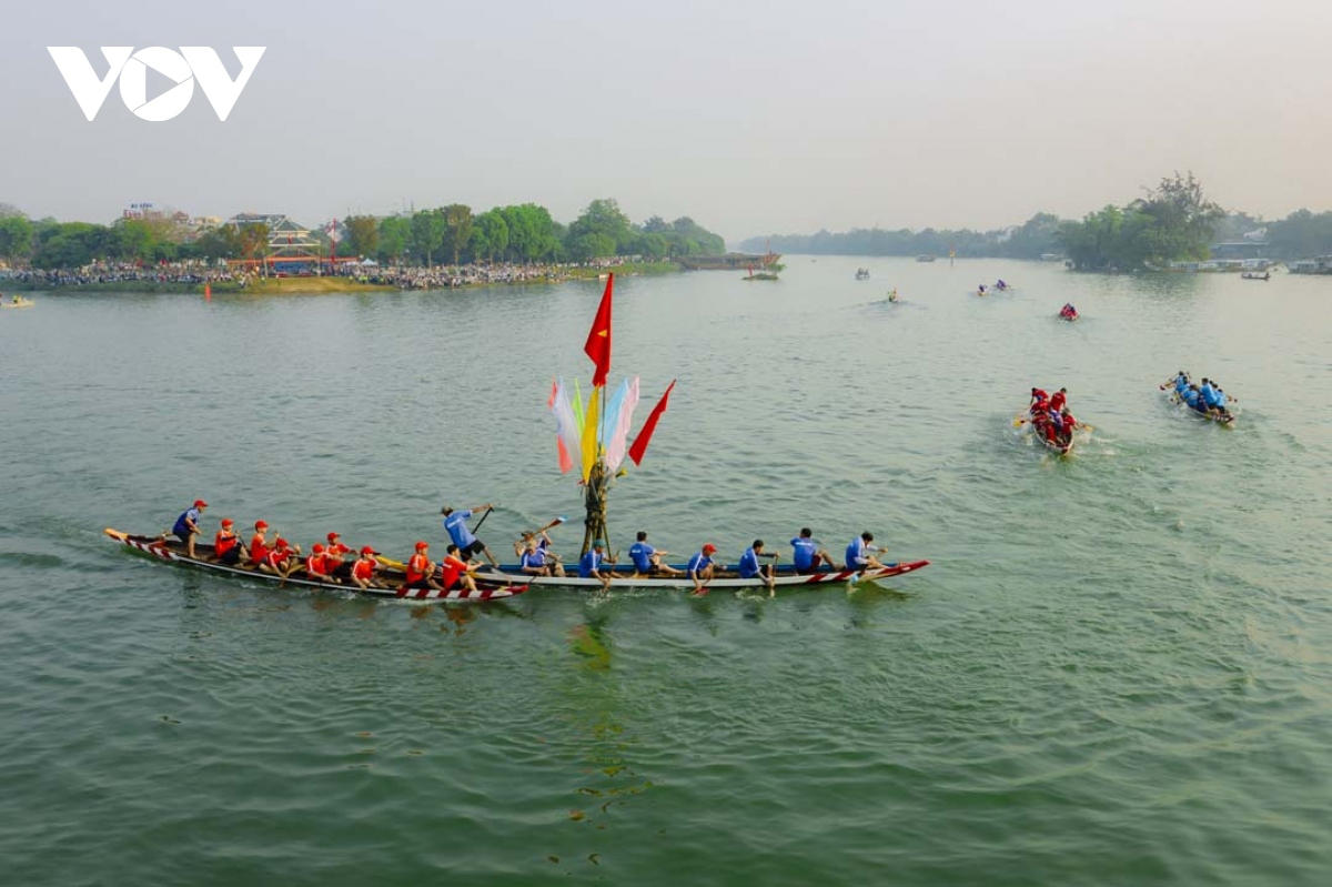 Sôi động và kịch tính giải đua ghe truyền thống trên sông Hương