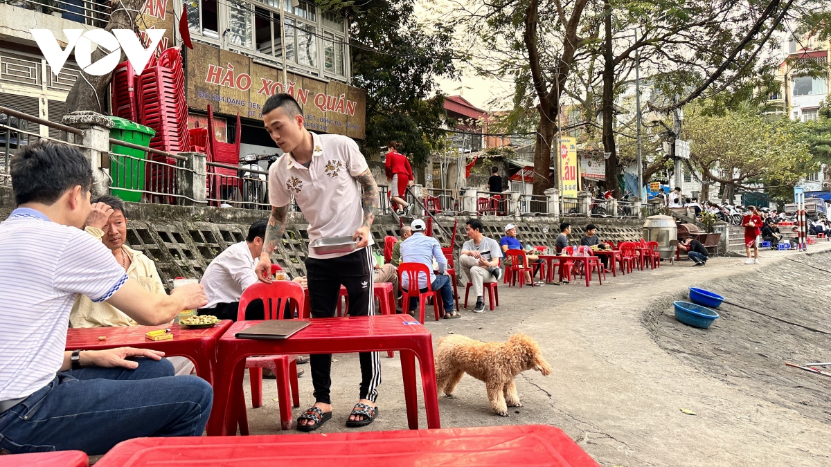Hà Nội: Đường dạo ven hồ Hoàng Cầu thành quán nhậu