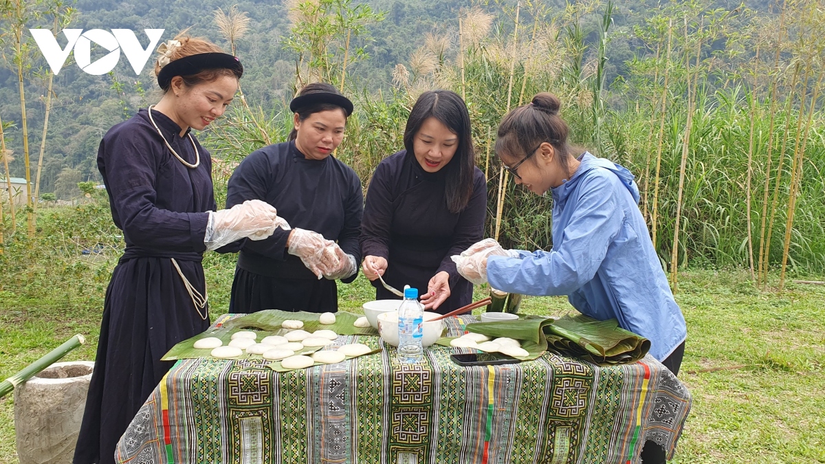 Những người phụ nữ "tô điểm" cho du lịch vùng hồ Ba Bể